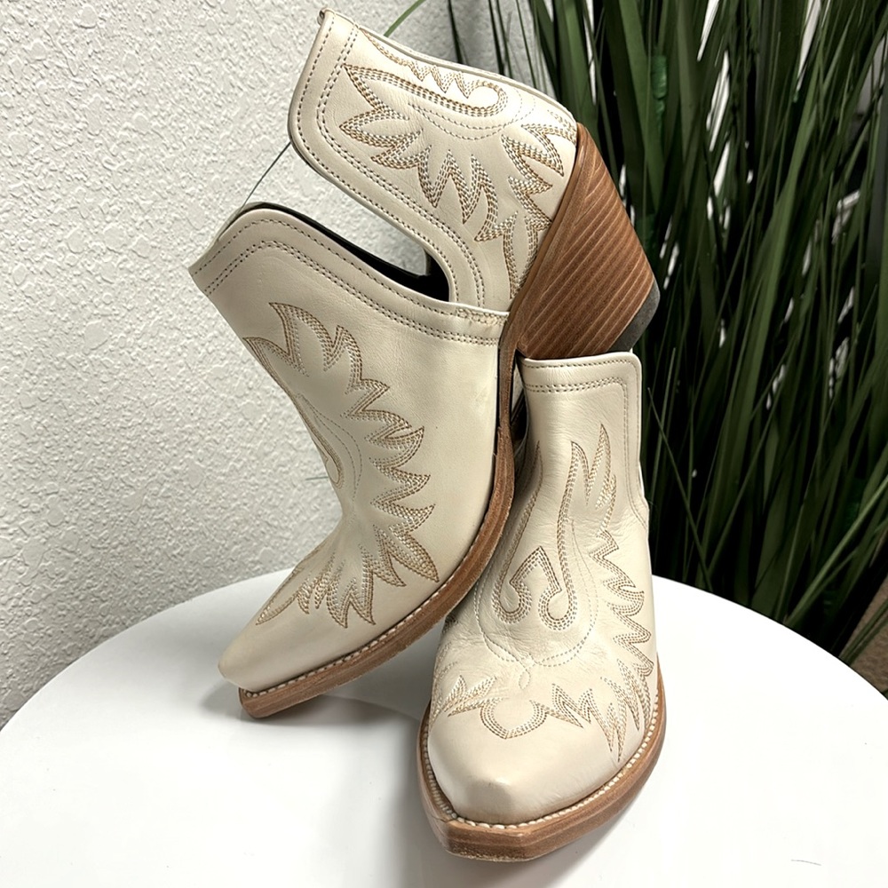 Arita Dixon Western Boot - women’s size 9.5 - cream color